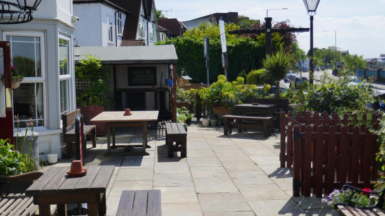 فندق Fox & Hounds Pub Long Ditton المظهر الخارجي الصورة
